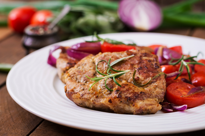 Comida rica en carne roja y baja en carbohidratos en la dieta cetogénica. Foto: Freepik
