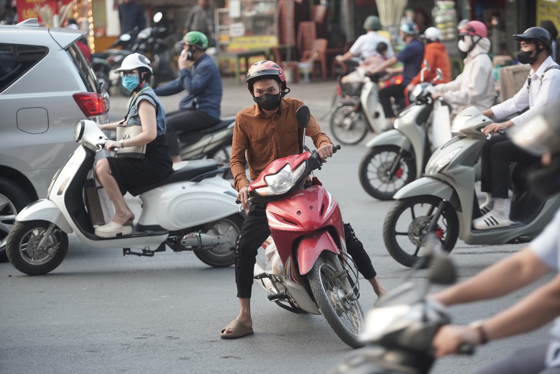 Horrifying scene of people risking their lives to 'cut' the front of a car, rushing through traffic to get into Thanh Xuan underpass photo 6