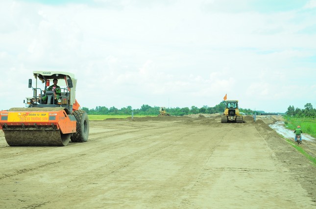 Premier ministre : Remise de l'intégralité du terrain du projet d'autoroute du delta du Mékong en juillet, photo 2