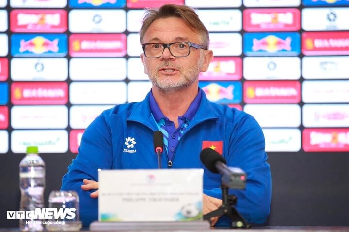 HLV Troussier phát biểu trong buổi họp báo trước ngày tuyển Việt Nam sang Qatar dự Asian Cup 2023. (Ảnh: Kim Chi)