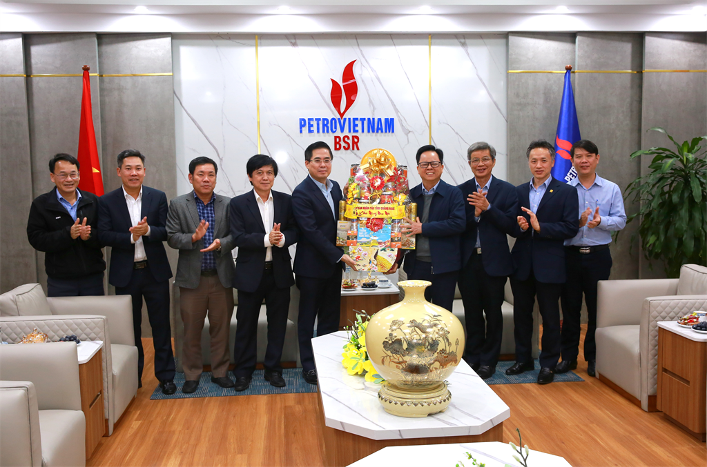 El presidente del Comité Popular Provincial de Quang Ngai, Nguyen Hoang Giang, visitó la empresa BSR y le deseó un Feliz Año Nuevo