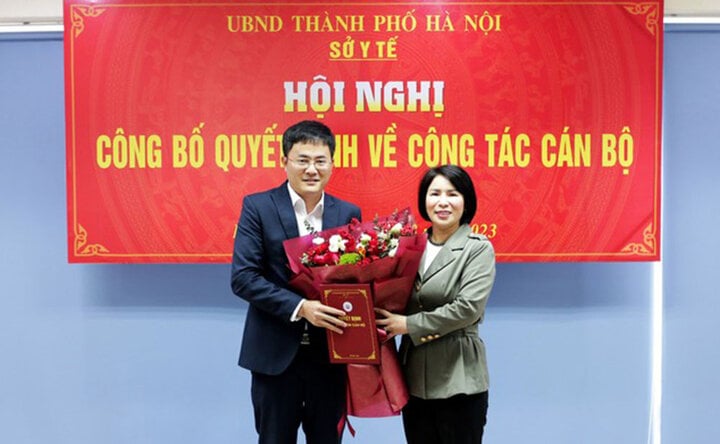 El Director del Departamento de Salud de Hanoi presenta la decisión de nombramiento al camarada Ngo Quang Hung. (Foto: Anninhthudo)