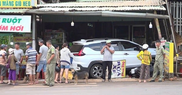 Échappée belle lorsqu'une voiture à 7 places s'écrase directement dans une station de lavage