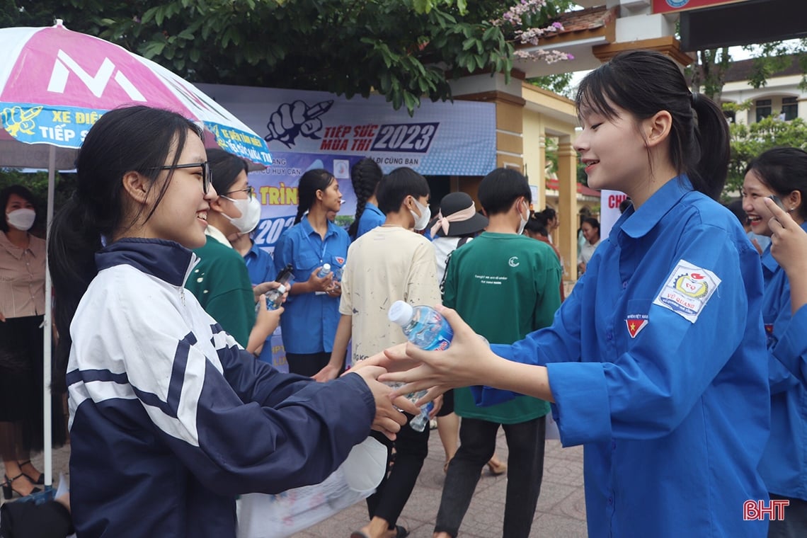 Acompañando a los estudiantes de Ha Tinh