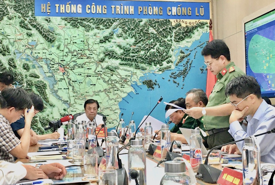 El Ministro de Agricultura y Desarrollo Rural, Le Minh Hoan, presidió una reunión para responder a la tormenta Nº 3.