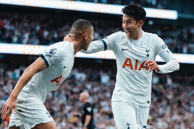 Son Heung Min (right) celebrates scoring in Tottenham's 2-1 win over Liverpool on the evening of September 30. Photo: Tottenham