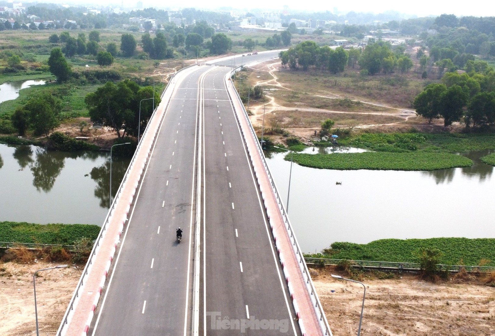 Close-up of Thi Tinh River overpass in Binh Duong about to open to traffic photo 1