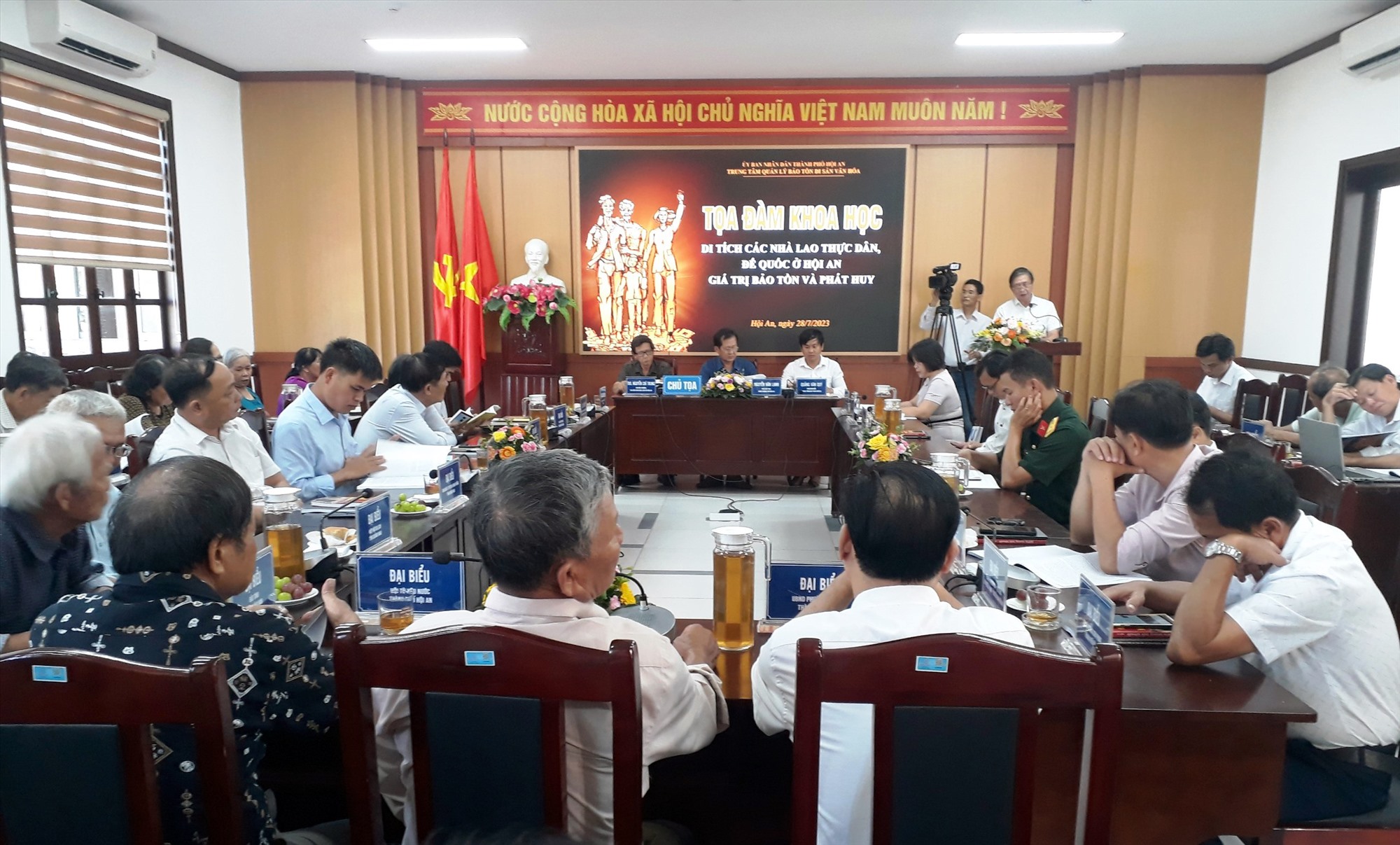 MSc. Bui Van Tieng - Chairman of the Historical Science Association of Da Nang City presented a paper.