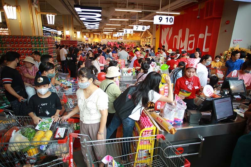 Khách hàng mua sắm nhộn nhịp dịp cuối tuần tại siêu thị WinMart. Ảnh: WinCommerce