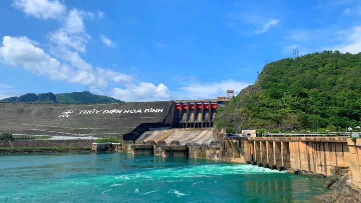 水力発電所の貯水池に大量の水が流れ込み、工場の発電量が増加している。（イラスト写真）