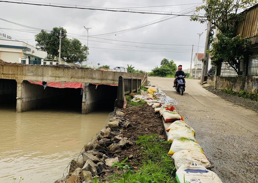 « Mal de tête » avec le problème des inondations localisées à Pleiku photo 3