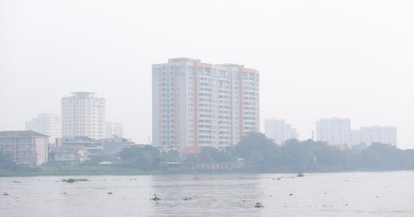 Bầu trời TPHCM mù mịt, khả năng có mưa trái mùa hôm nay