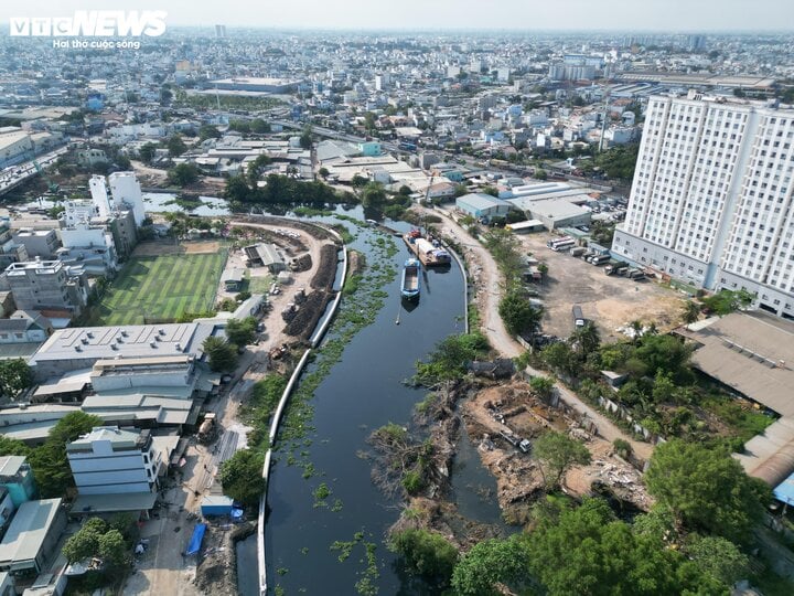 Tham Luong - Ben Cat - Rach Nuoc Len is the longest canal in Ho Chi Minh City.