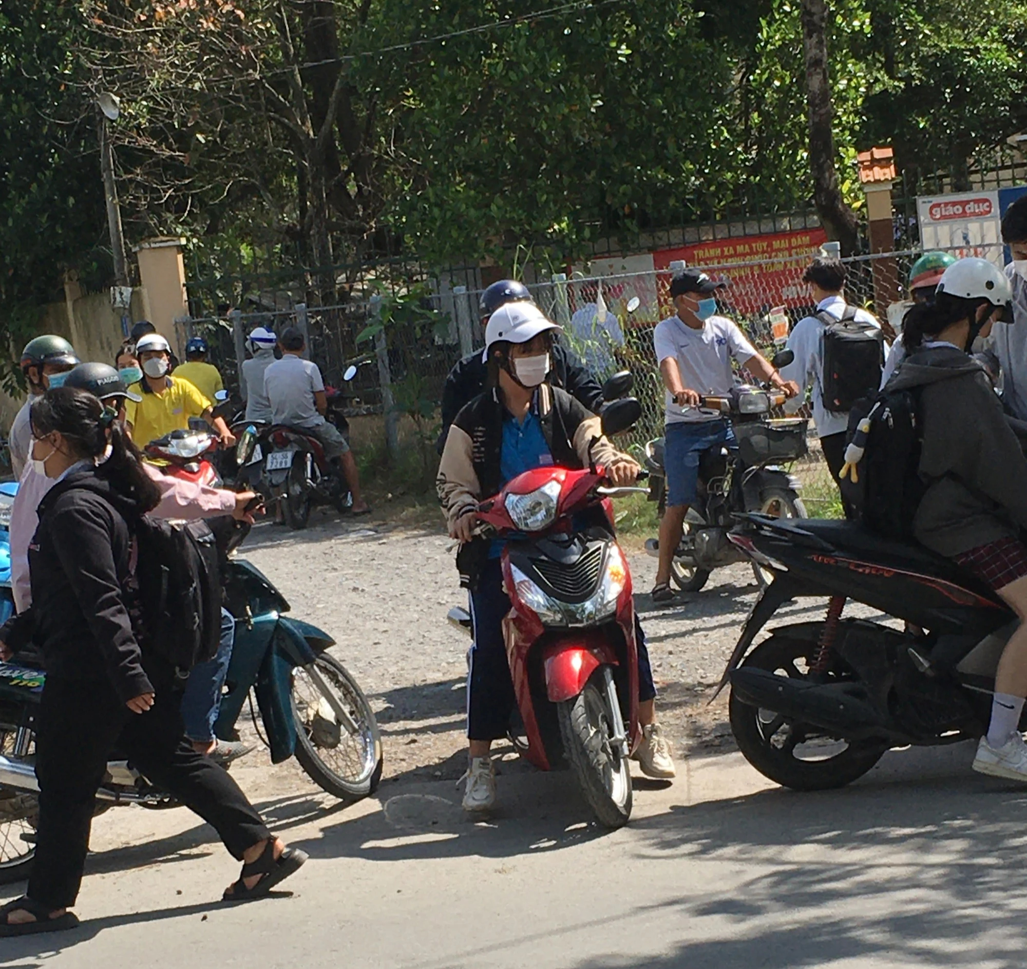 Trường học "đau đầu" vì phụ huynh giao xe phân khối lớn khi con chưa đủ tuổi - Ảnh 2.