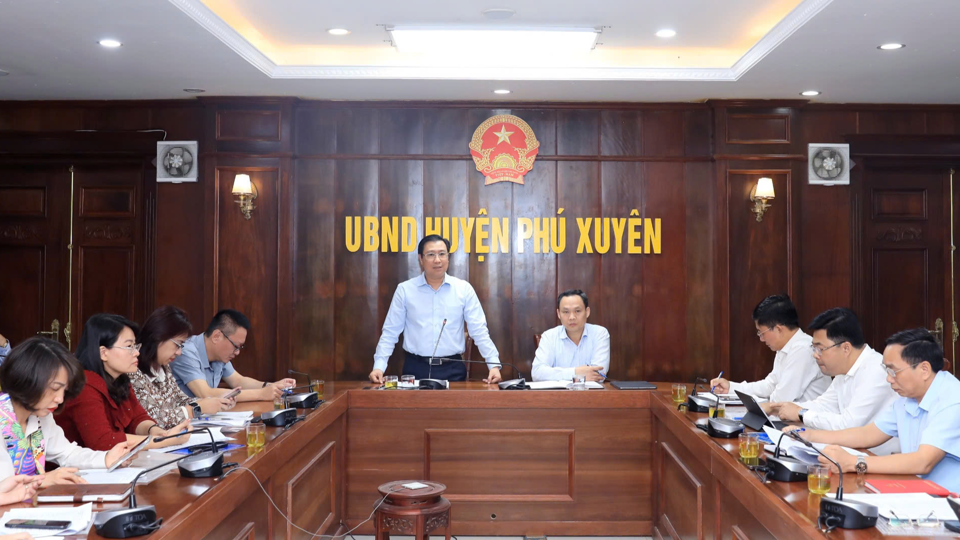 El jefe del Comité Cultural y Social del Consejo Popular de Hanoi, Nguyen Thanh Binh, habló en la reunión.