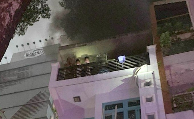 Menschen, die in brennenden Häusern gefangen waren, standen auf dem Balkon, schwarzer Rauch stieg heraus. Foto: Minh Nghiem