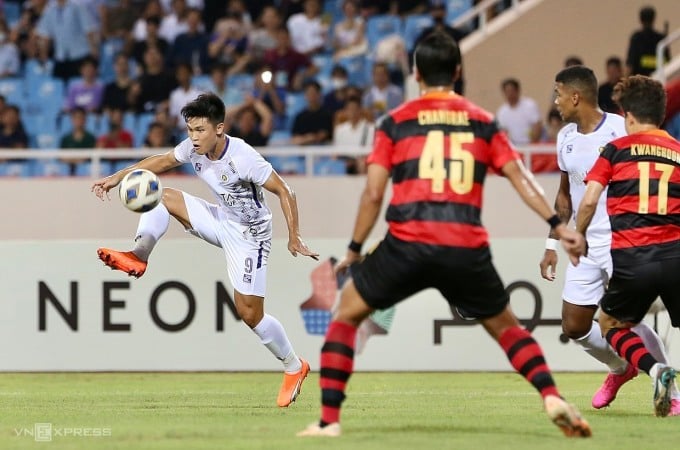 Pham Tuan Hai (in white shirt) is leading the scoring list of Hanoi FC in the AFC Champions League 2023-2024 with three goals. Photo: Hieu Luong