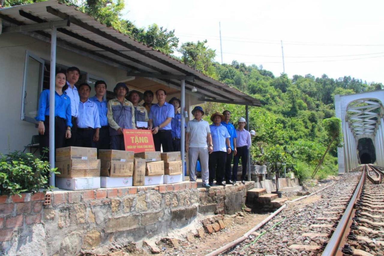 บริจาคเตาแก๊สและพัดลมชาร์จไฟให้กับพนักงานรถไฟ Tuy Hoa - Nha Trang