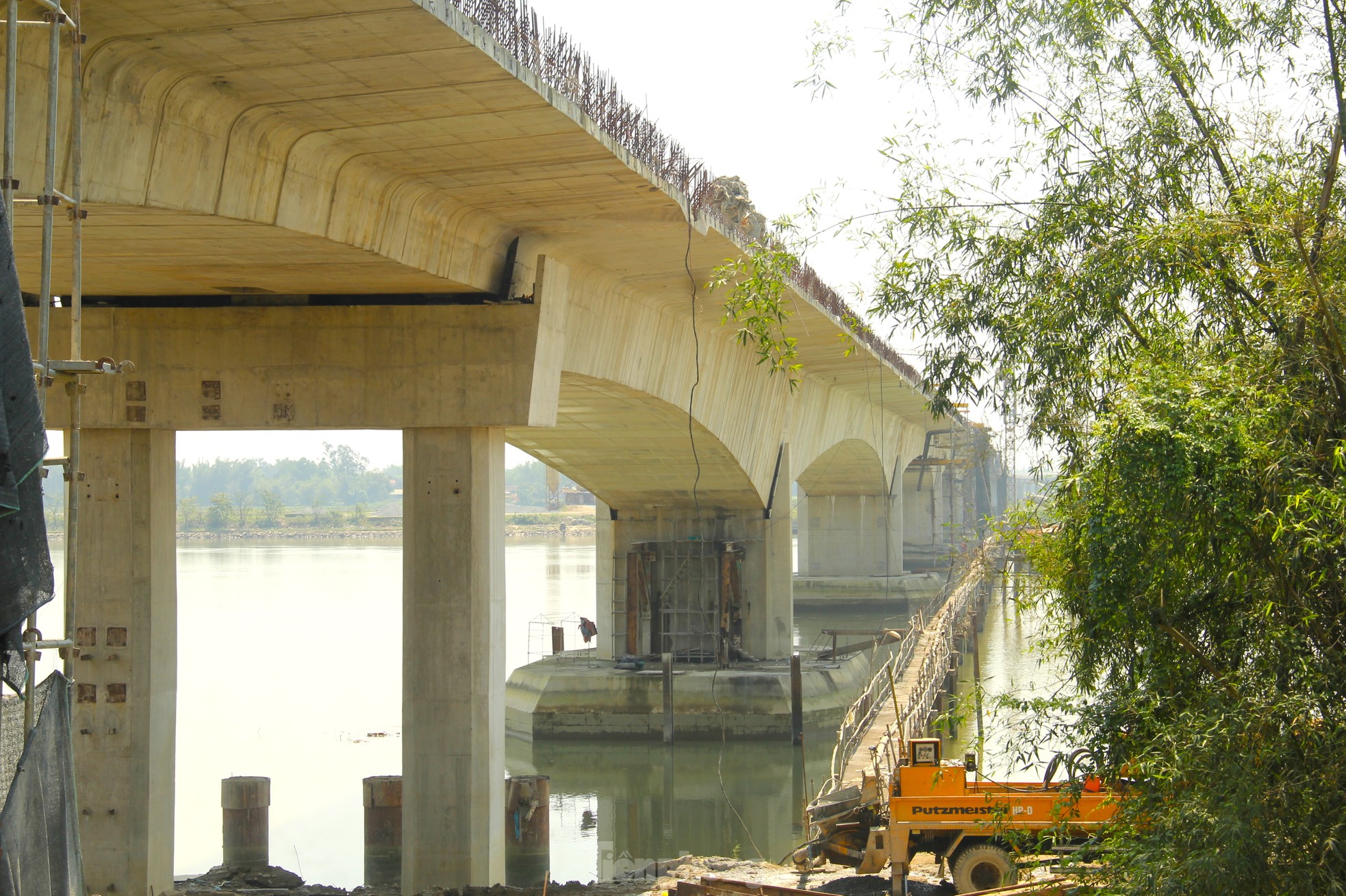 The bridge over the river connecting Nghe An and Ha Tinh provinces before the day of closing photo 7