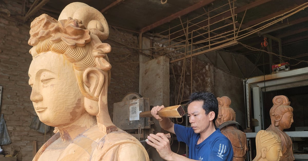 Observa cómo los artesanos de la aldea de Son Dong fabrican estatuas de madera