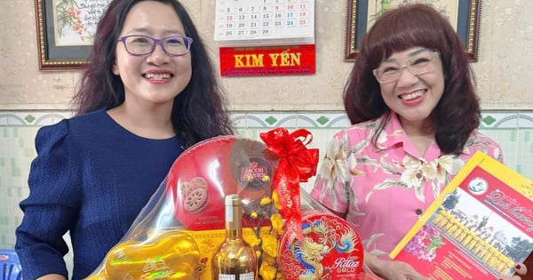 Die verdienten Künstler Phuong Hong Thuy und Ha My Xuan waren gerührt, Tet-Geschenke vom Komitee für Auslandsvietnamesen entgegenzunehmen.