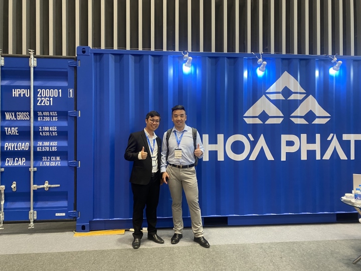 Anh Phillip Wong (Công ty Aim Container) chụp ảnh check-in với gian hàng Container Hòa Phát.