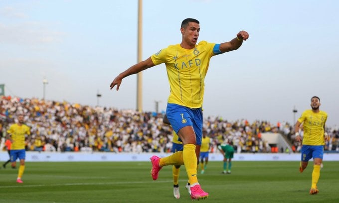 Cristiano Ronaldo se retourne pour célébrer le premier but d'Al Nassr contre le Raja Casablanca au stade d'Abha en Arabie saoudite, le 6 août 2023. Photo : ANFC