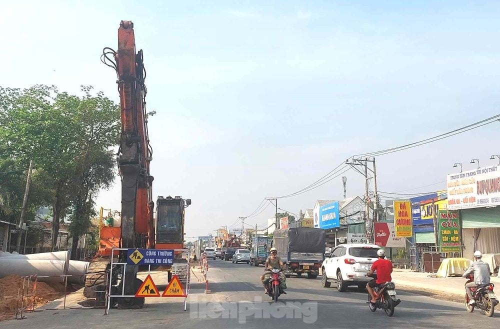 Leiden, weil der Ausbau von 2 km Straße in Binh Duong seit mehr als 3 Jahren nicht abgeschlossen ist, Foto 1