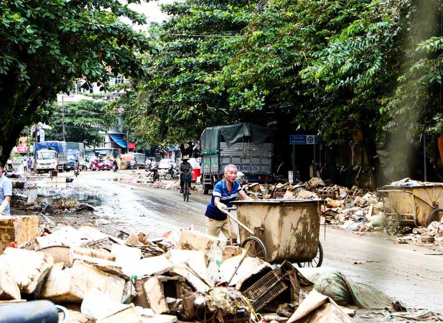 Những ngày qua, do ảnh hưởng của hoàn lưu bão số 3, TP Yên Bái có mưa to, kéo dài nhiều ngày khiến nước sông Thao dâng cao, tuyến phố như Thanh Niên, Điện Biên, Hoàng Hoa Thám, Trần Hưng Đạo, Trần Quang Khải bị ngập lụt nghiêm trọng.