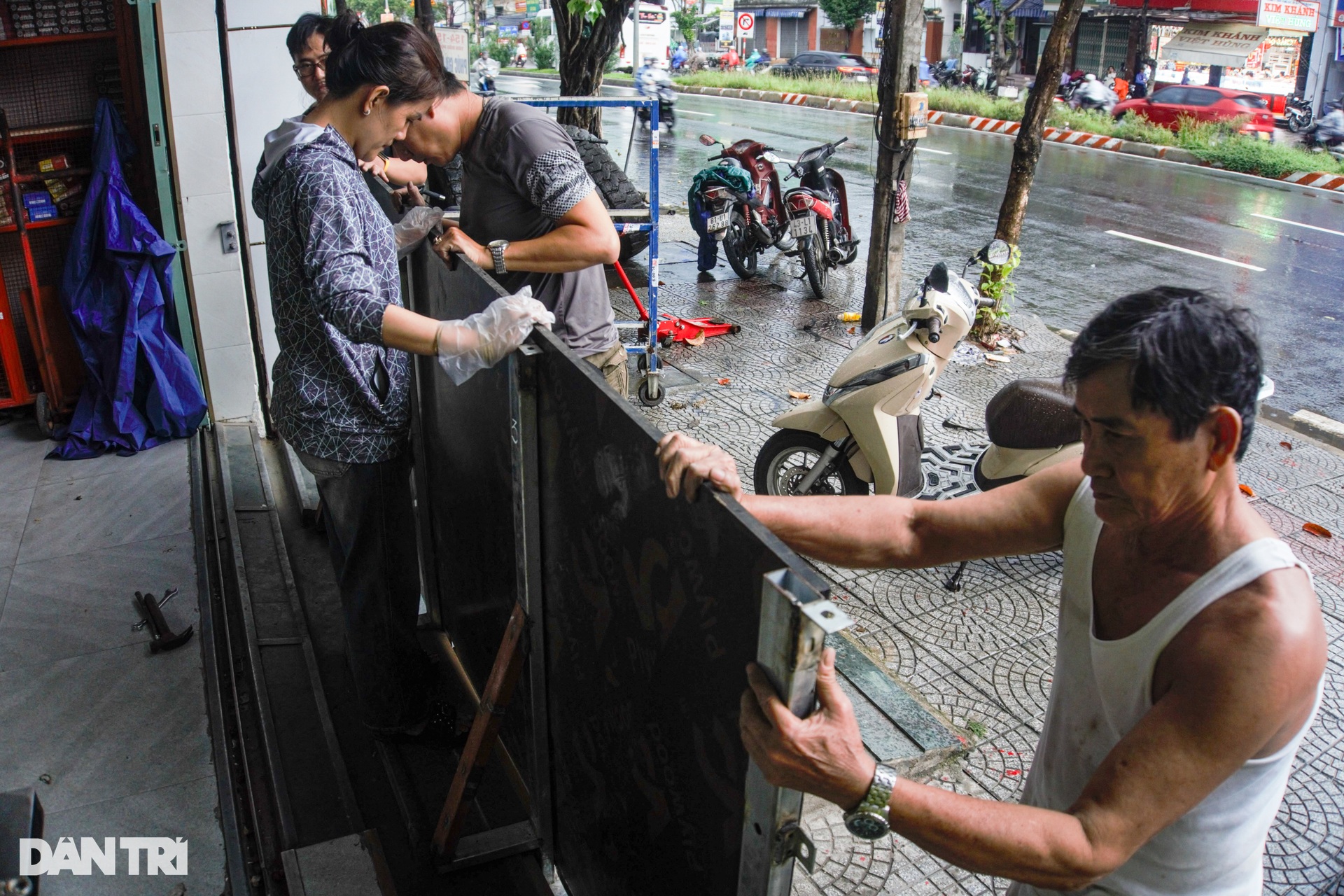 Người dân Đà Nẵng dựng đê trước nhà ứng phó bão Trà Mi - 7