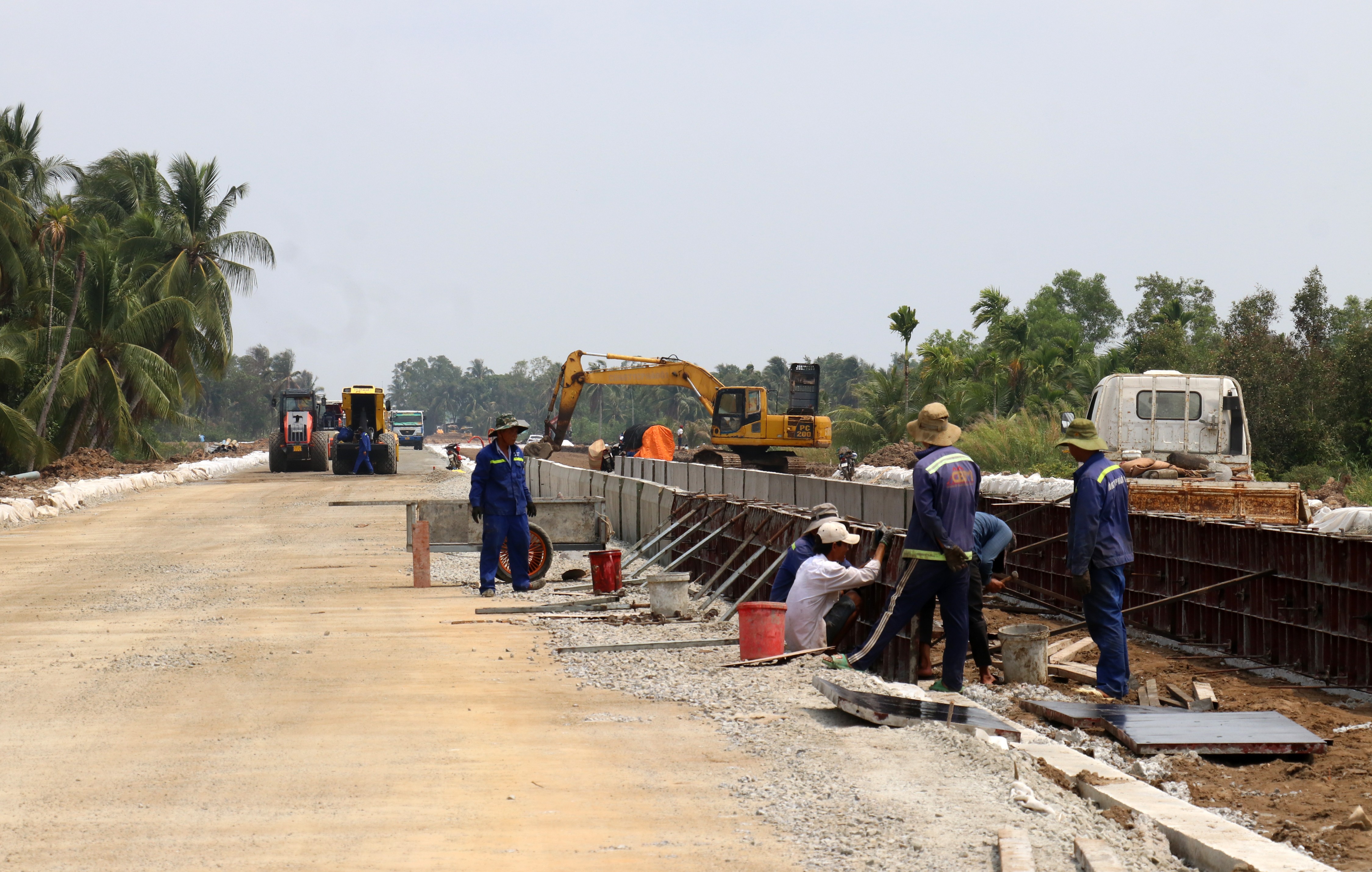 Bienes raíces - Kien Giang: Eliminando obstáculos en la limpieza de terrenos para proyectos clave