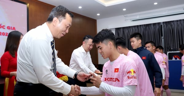 Le président de la VFF offre de l'argent porte-bonheur à l'équipe vietnamienne avant la Coupe d'Asie, l'entraîneur Troussier prononce des mots touchants