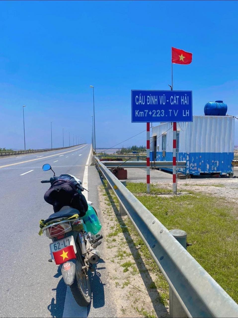 The motorbike accompanied the girl on her trip across Vietnam.