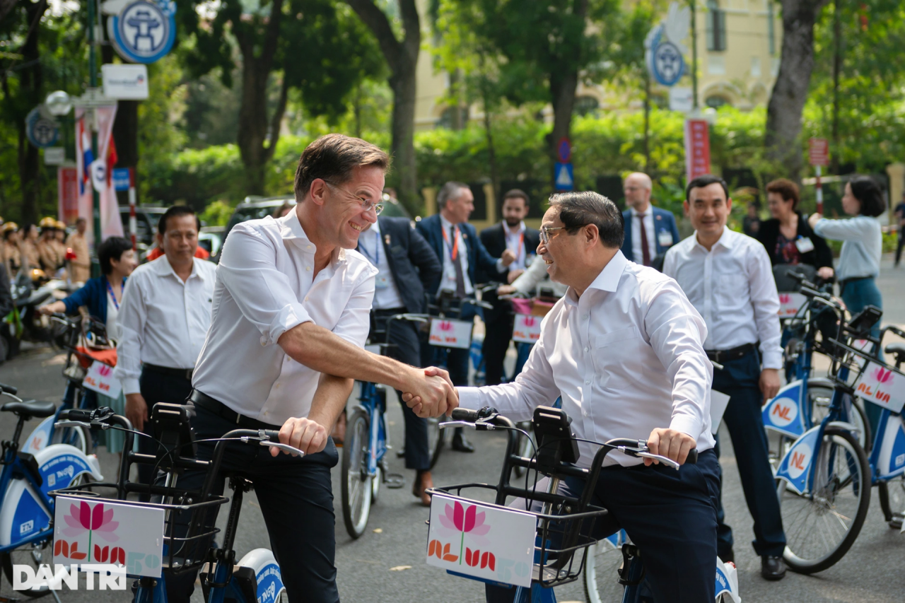 ファム・ミン・チン首相がオランダ首相とともにハノイを自転車で巡る