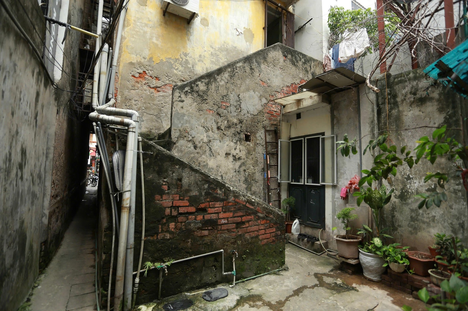 Un callejón muy pequeño en el corazón de Hanoi: las motos tienen que atravesar la pared para poder pasar. Foto 8