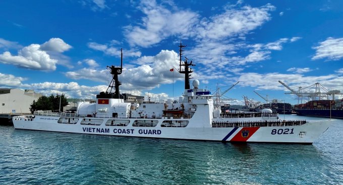 Das große Patrouillenschiff der Hamilton-Klasse, das von den USA an die vietnamesische Küstenwache übergeben und in CSB 8021 umbenannt wurde, verließ im Juni 2021 den Hafen von Seattle. Foto: US-Botschaft