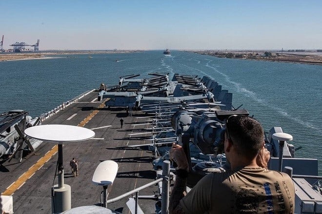 Le navire d'assaut amphibie USS Bataan traverse le canal de Suez, en Égypte. (Photo : 5e flotte de la marine américaine)