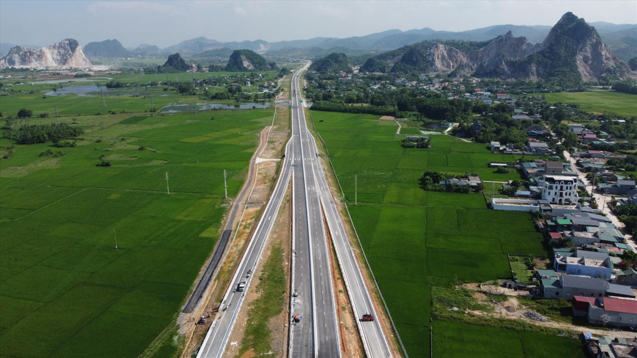 Nach ihrer Fertigstellung wird die Schnellstraße Nghi Son – Dien Chau an die Schnellstraße Mai Son – Nationalstraße 45 angeschlossen und trägt so dazu bei, die Reisezeit von Hanoi nach Nghe An zu verkürzen. Foto: Quach Du