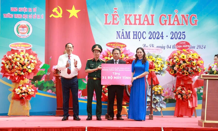 El teniente general Tran Quang Phuong, vicepresidente de la Asamblea Nacional, entregó 31 computadoras a la escuela secundaria Ba Vi. Foto: Vien Nguyen