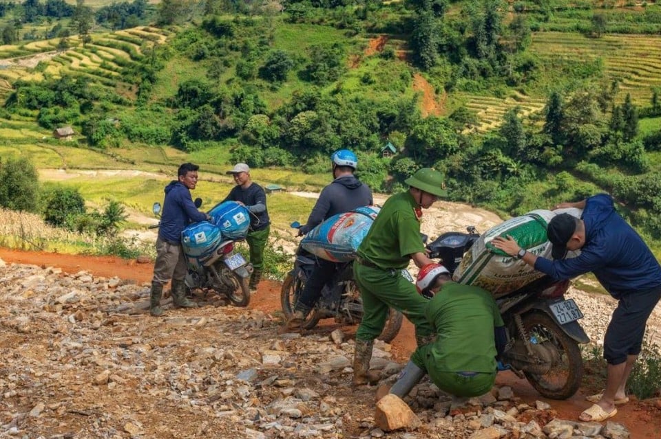 Xúc động hình ảnh Công an xã Y Tý giúp dân sau bão lũ