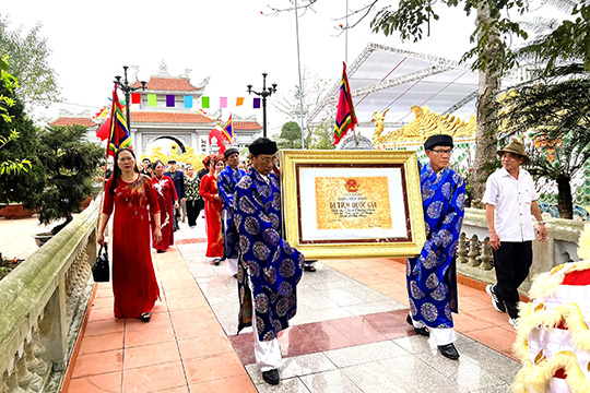 Procession des reliques dans le temple. Photo : Mai Dung