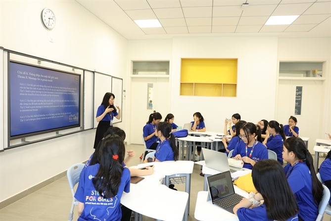 Candidates get to know their team members and prepare for the final round.