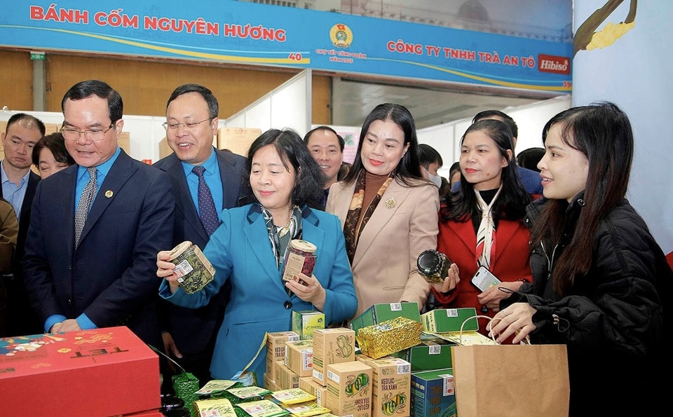 Les délégués visitent le marché du Têt 2025 des syndicats. Photo : Viet Thanh