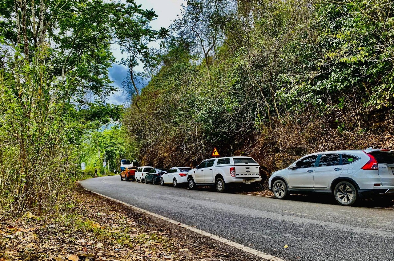 El número de turistas que llegan a Ba Be durante las vacaciones aumentó considerablemente. Foto 3