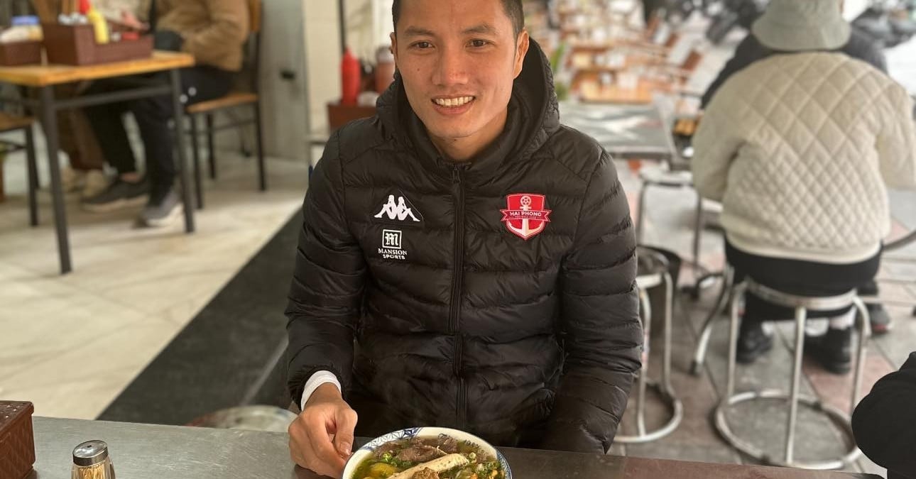 Goalkeeper Dinh Trieu's favorite noodle shop attracts customers, the owner sells 300 servings per day