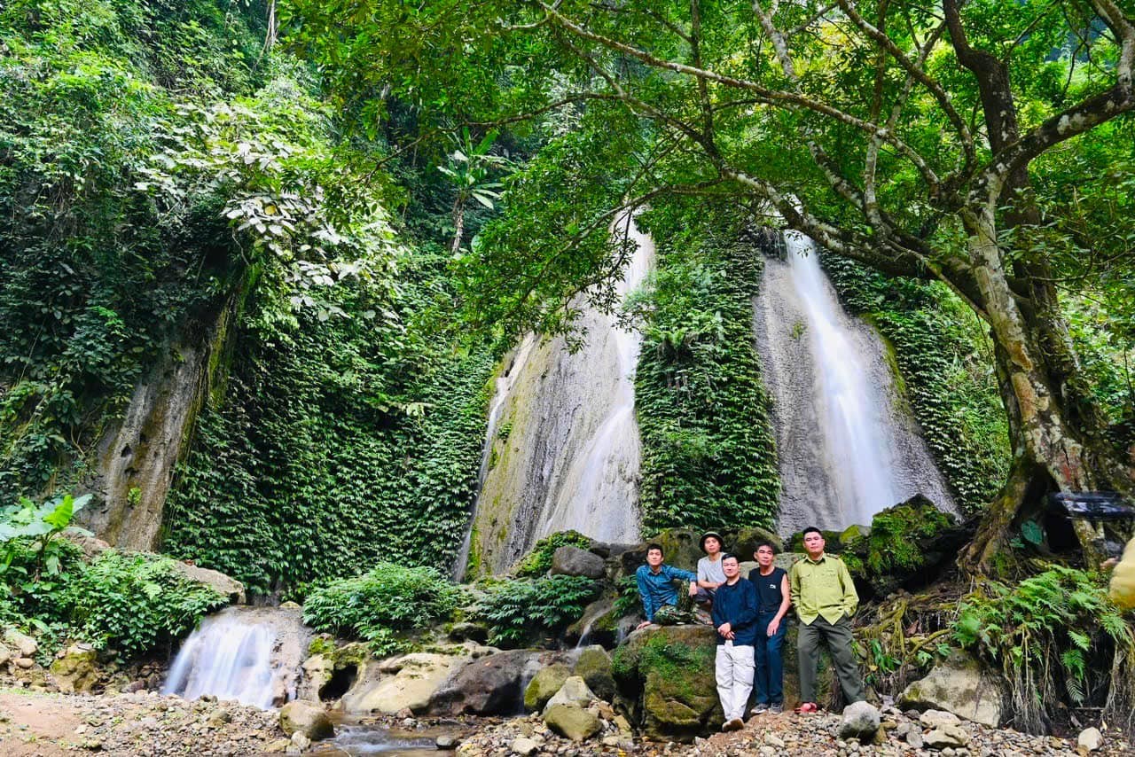 Ranger journey into the forest to set camera traps in Pu Huong Nature Reserve photo 2