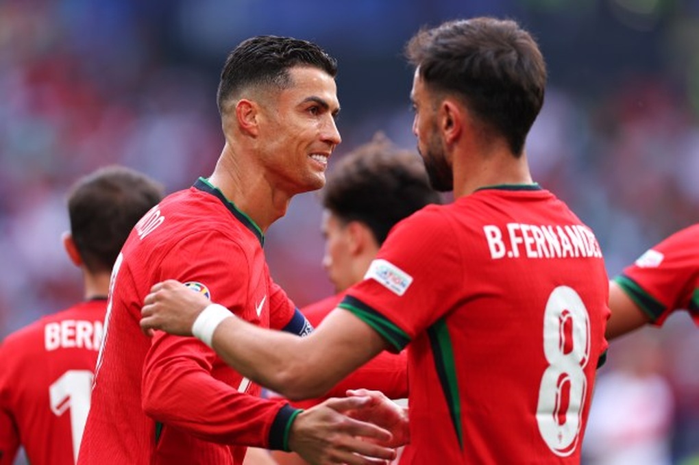 Lý do bất ngờ khiến Ronaldo nhường quyền ghi bàn cho Bruno Fernandes - 2