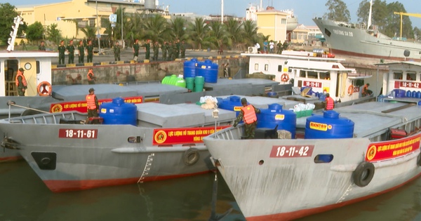 Military Region 9 transports clean water from Can Tho to Ca Mau for people