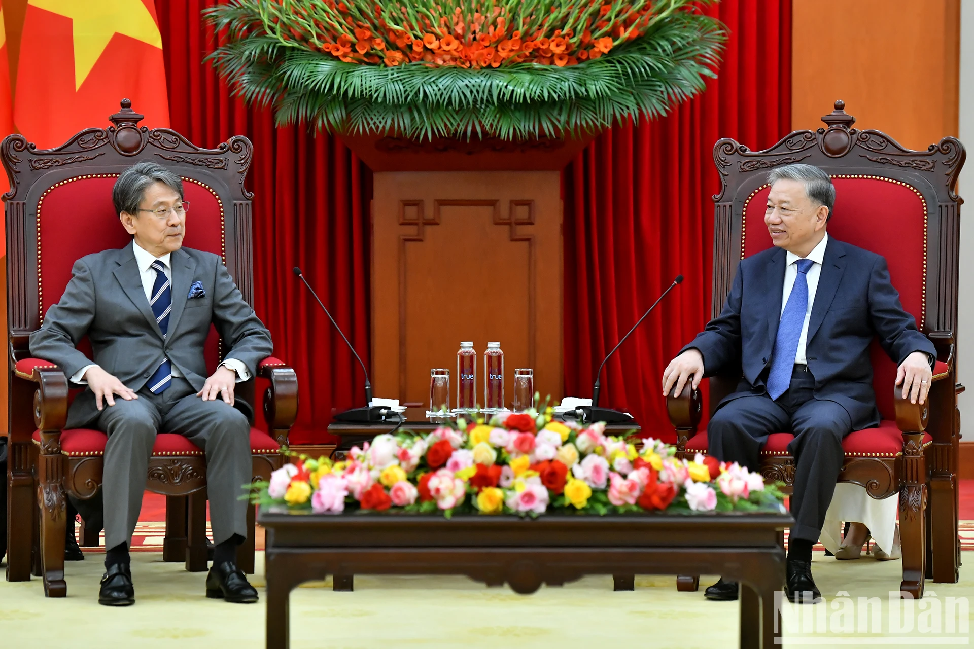 [Photo] General Secretary To Lam receives Chairman of the Board of Directors of the Japan Bank for International Cooperation photo 8