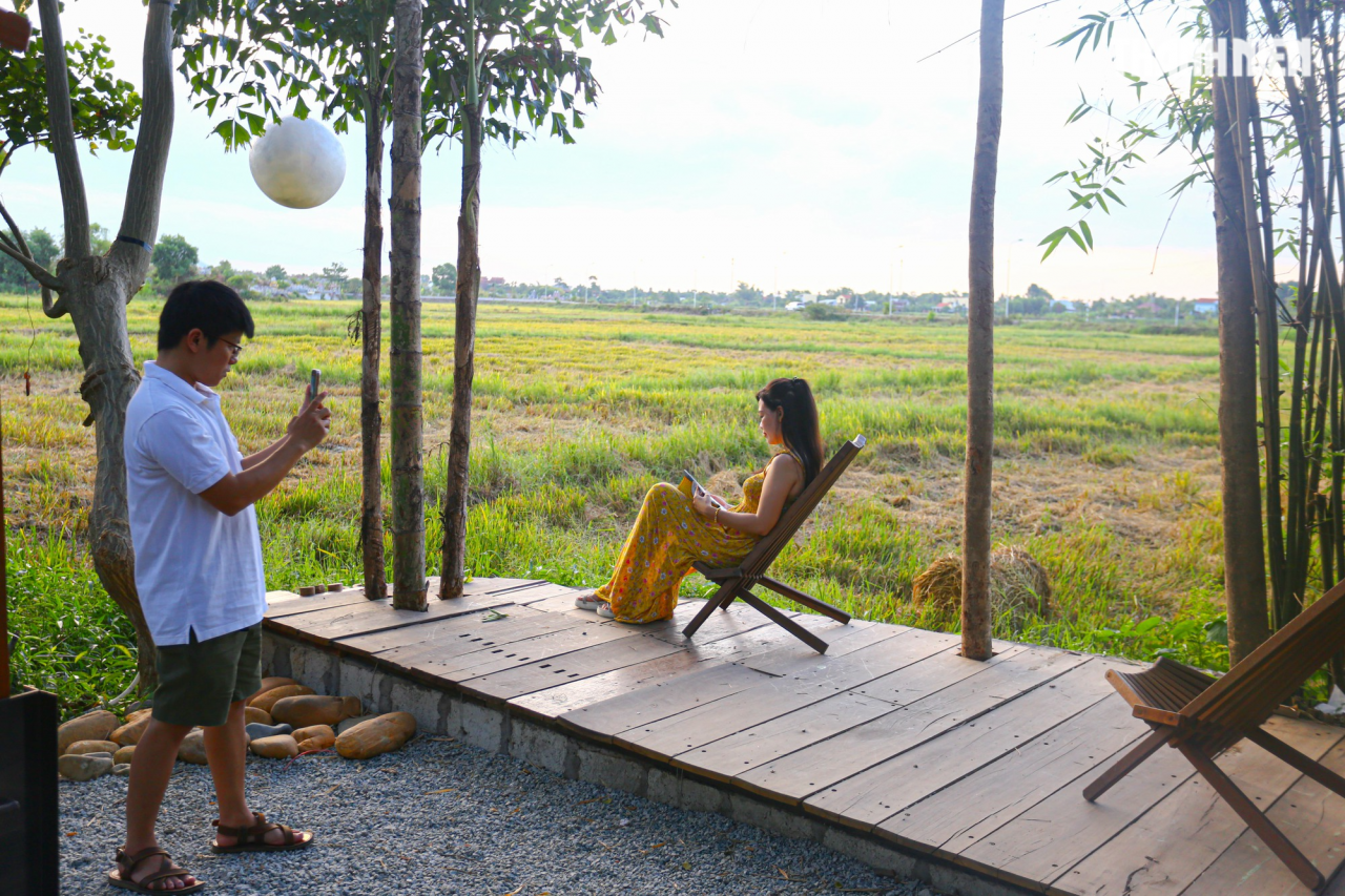 Quán cà phê 'hút' hàng trăm bạn trẻ nhờ... cánh đồng lúa - Ảnh 7.